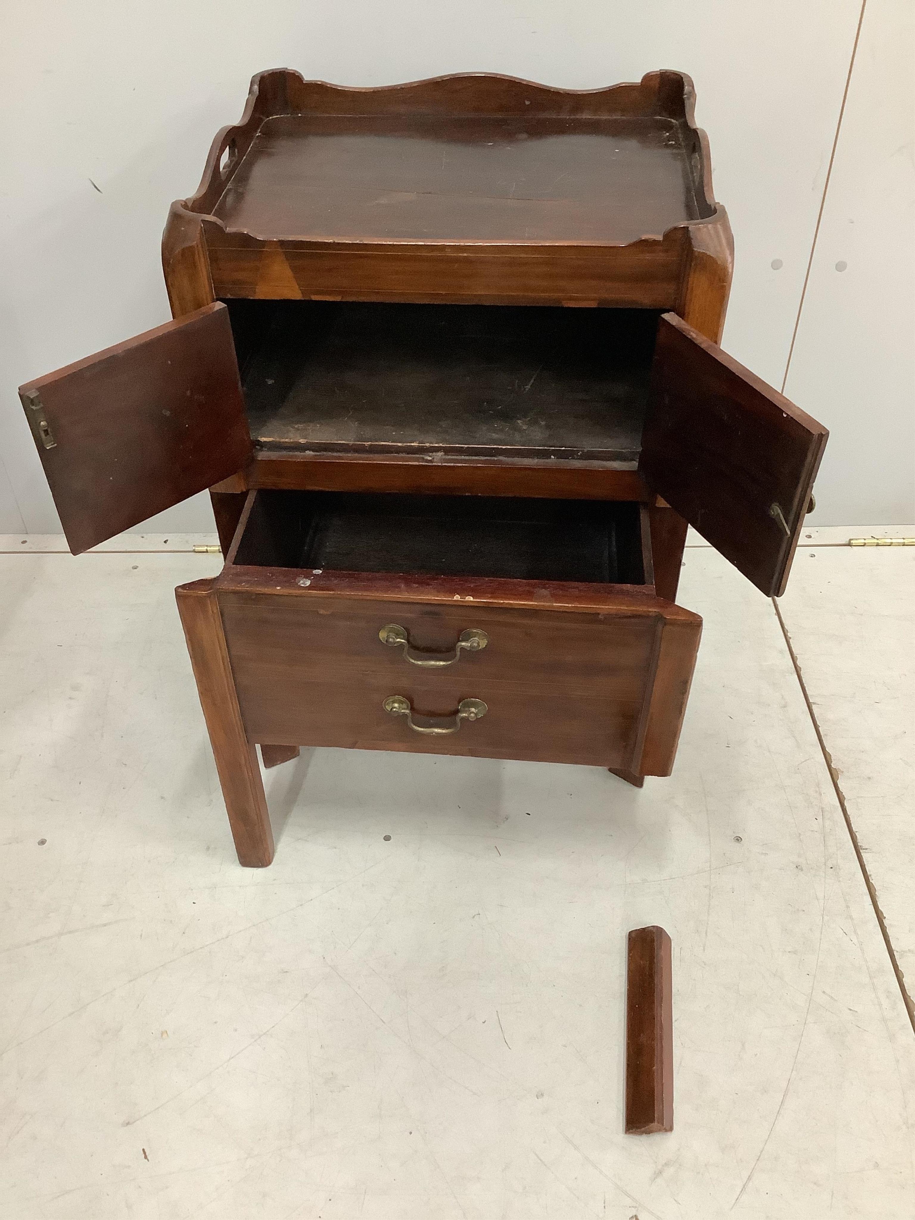 Two George III mahogany tray top bedside cabinets, width 49cm, depth 43cm, height 75cm